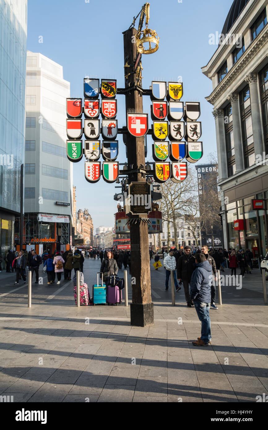 Cantonali svizzeri Tree e glockenspiel in Leicester Square, London, England, Regno Unito Foto Stock