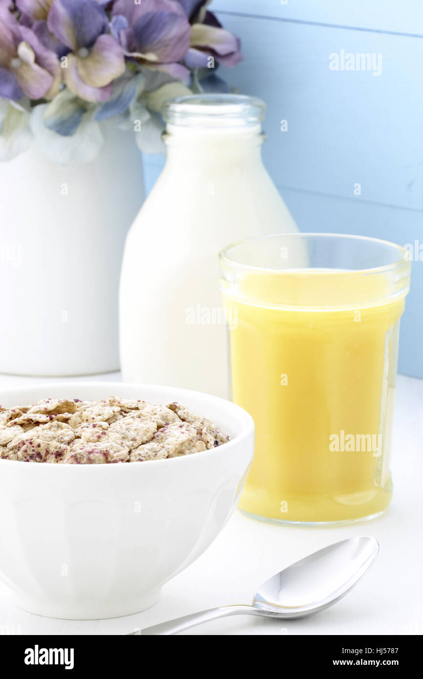 Delizioso e salutare prima colazione a base di cereali con succo di arancia Foto Stock