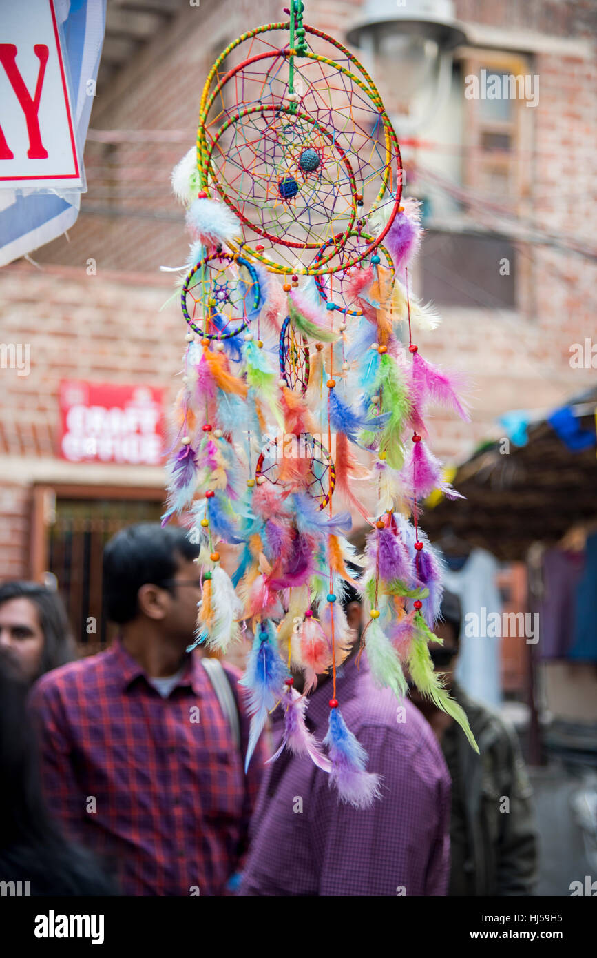 Dreamcatcher per la vendita in un negozio a New Delhi, India. Si tratta di un oggetto artigianale basata su un cerchio di salice. Foto Stock