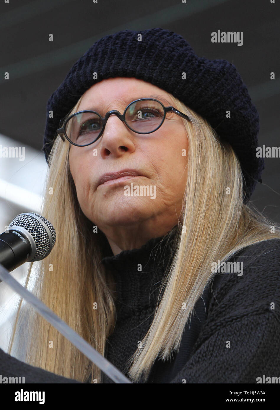 Interessata Angeles CA. Xxi gen, 2017. Barbra Streisand, alle donne del marzo Los Angeles, presso il centro cittadino di Los Angeles in California il 21 gennaio 2017. Credito: Faye Sadou/media/punzone Alamy Live News Foto Stock