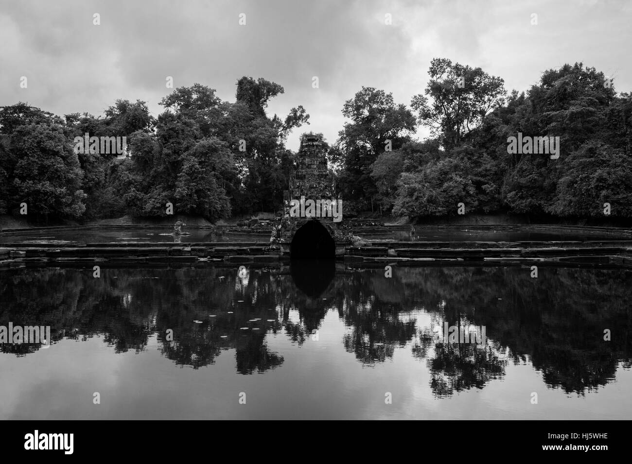 Siem Reap, Siem Reap, Cina. 7 Nov, 2016. Siem Reap, Cambodia-November 7 2016: (solo uso editoriale. Cina OUT) .la foto in bianco e nero di Angkor Wat in Siem Reap, Cambogia. Angkor Wat è un complesso tempio in Cambogia e il più grande monumento religioso nel mondo, con la misurazione del sito 162,6 ettari (1,626,000 m2; 402 acri). Esso è stato originariamente costruito come un tempio indù di dio Vishnu per l'Impero Khmer, trasformando progressivamente in un tempio buddista verso la fine del XII secolo. Credito: SIPA Asia/ZUMA filo/Alamy Live News Foto Stock