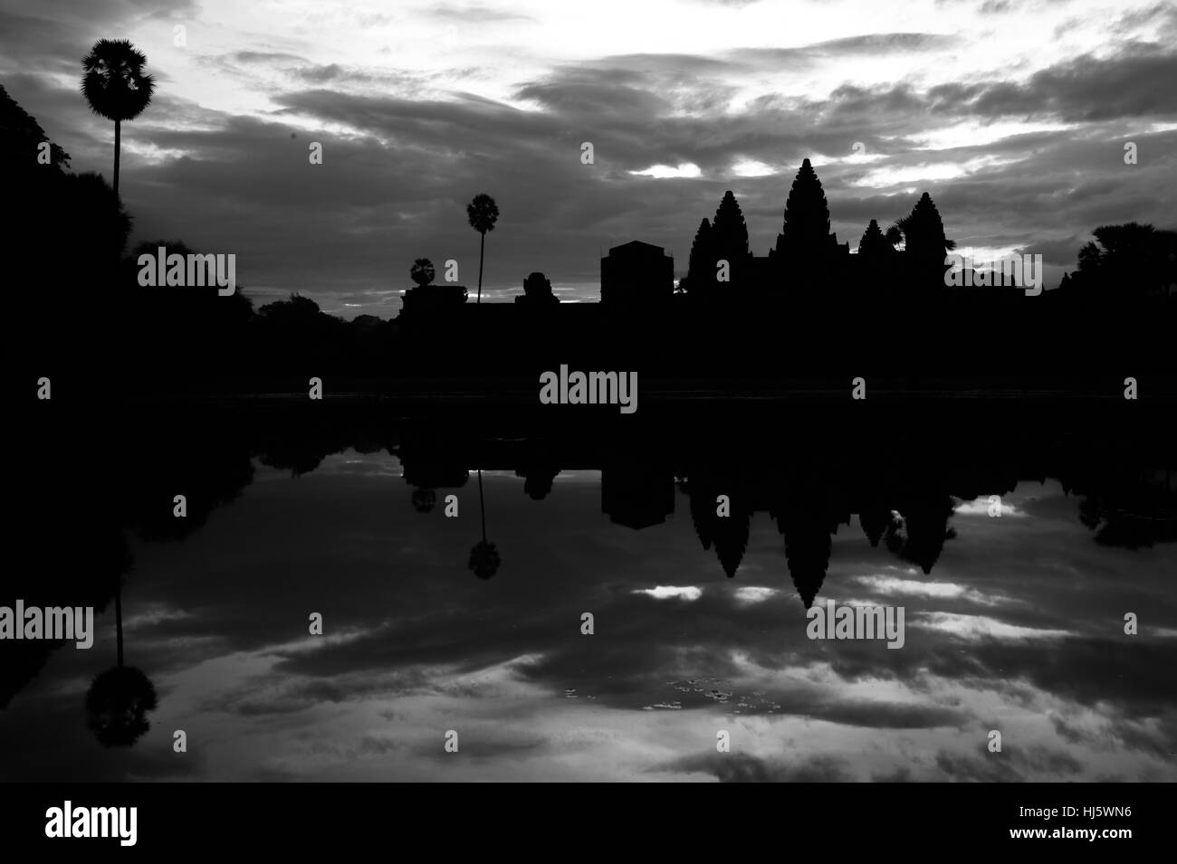 Siem Reap, Siem Reap, Cina. 7 Nov, 2016. Siem Reap, Cambodia-November 7 2016: (solo uso editoriale. Cina OUT) .la foto in bianco e nero di Angkor Wat in Siem Reap, Cambogia. Angkor Wat è un complesso tempio in Cambogia e il più grande monumento religioso nel mondo, con la misurazione del sito 162,6 ettari (1,626,000 m2; 402 acri). Esso è stato originariamente costruito come un tempio indù di dio Vishnu per l'Impero Khmer, trasformando progressivamente in un tempio buddista verso la fine del XII secolo. Credito: SIPA Asia/ZUMA filo/Alamy Live News Foto Stock