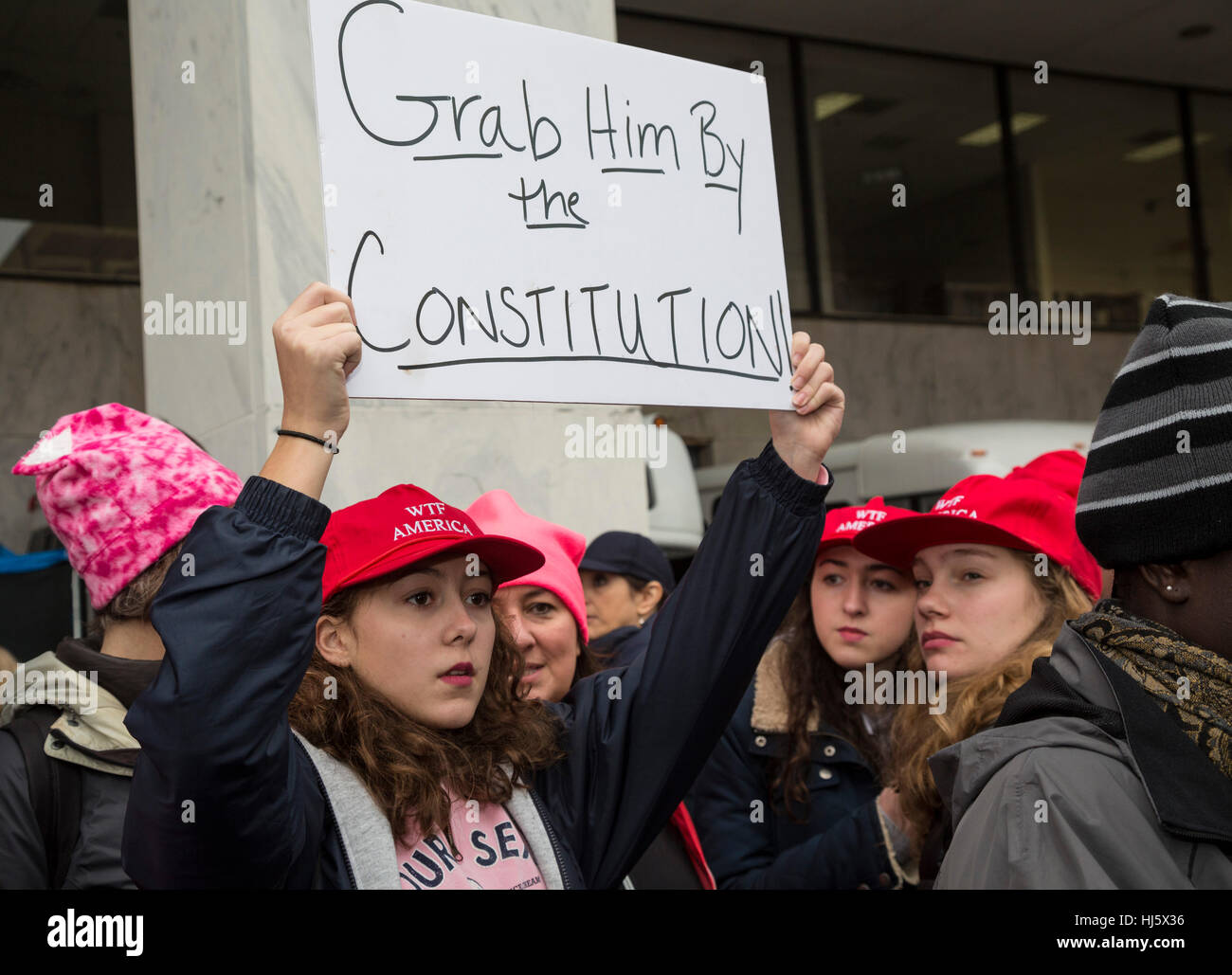 Washington DC, Stati Uniti d'America - 21 Gennaio 2017 - Le donne di marzo su Washington ha attirato circa mezzo milione di capitale della nazione per protestare contro il presidente Donald Trump. È stato un molto più grande folla che aveva assistito alla sua inaugurazione il giorno precedente. Credito: Jim West/Alamy Live News Foto Stock