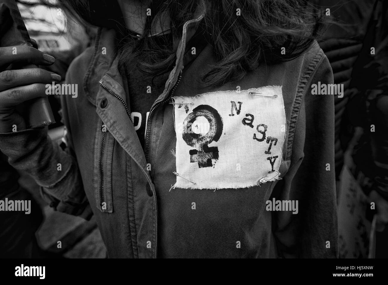 Washington, DC, Stati Uniti d'America. Xxi gen, 2017. Un manifestante mostra il suo orgoglio di donne del marzo su Washington. Credito: Rocky Arroyo/ZUMA filo/Alamy Live News Foto Stock