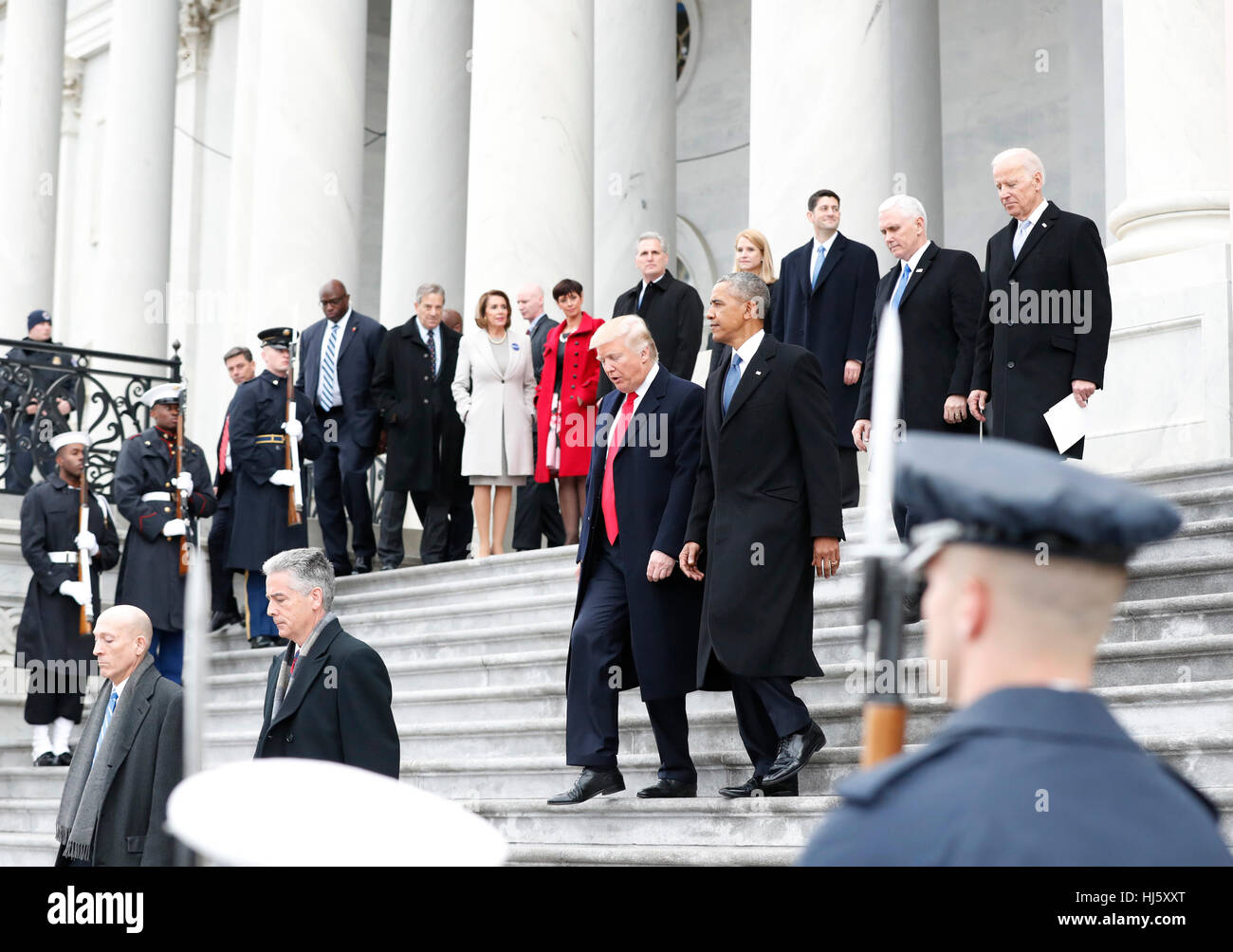 L ex Presidente degli Stati Uniti Barack Obama e il Presidente degli Stati Uniti, Donald Trump a piedi verso il basso la parte anteriore orientale scalinata del Campidoglio dopo Trump è giurato in occasione della cinquantottesima inaugurazione presidenziale al Campidoglio di Washington il 20 gennaio 2017. Credito: Giovanni Angelillo/Piscina via CNP /MediaPunch Foto Stock