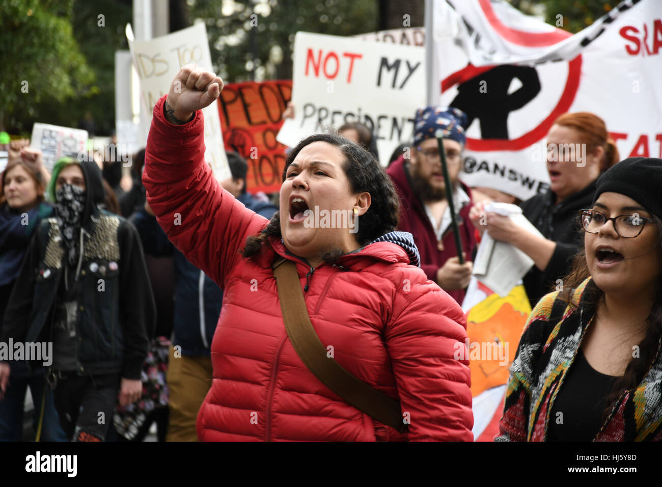 Sacramento, Stati Uniti d'America. Xx gen, 2017. Un grande arrabbiato protestare contro l inaugurazione del presidente Donald Trump marciarono intorno al Sacramento il blocco del traffico e di rally presso la California State Capitol Credito: Alex Arnold/Alamy Live News Foto Stock