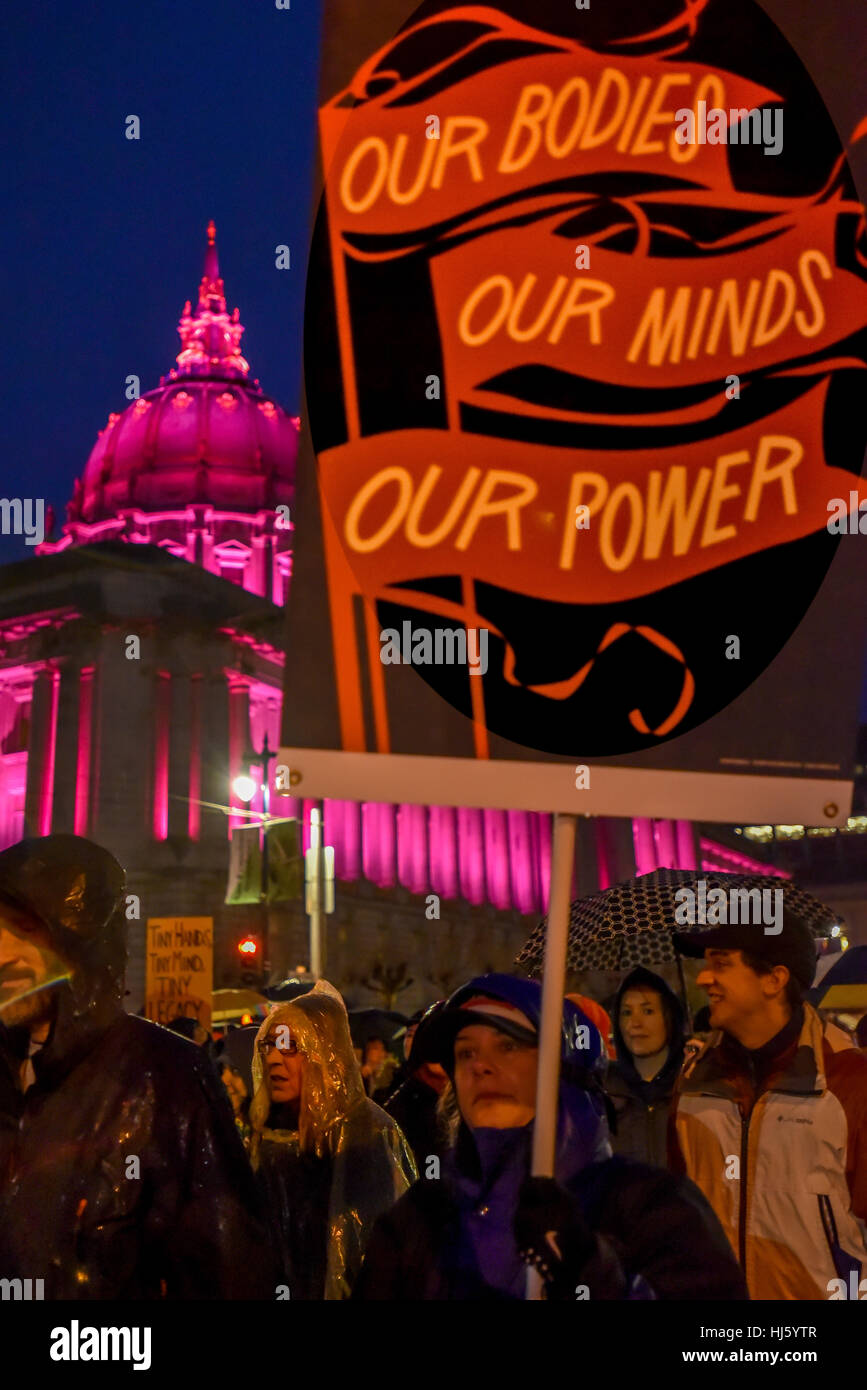 San Francisco, California, Stati Uniti d'America. Il 21 gennaio, 2017. La città di San Francisco Hall serata con dimostranti e segno, "i nostri corpi e le nostre menti, il nostro potere,' sulle donne nel marzo del 2017 dopo Trump inaugurazione. Credito: Shelly Rivoli/Alamy Live News Foto Stock