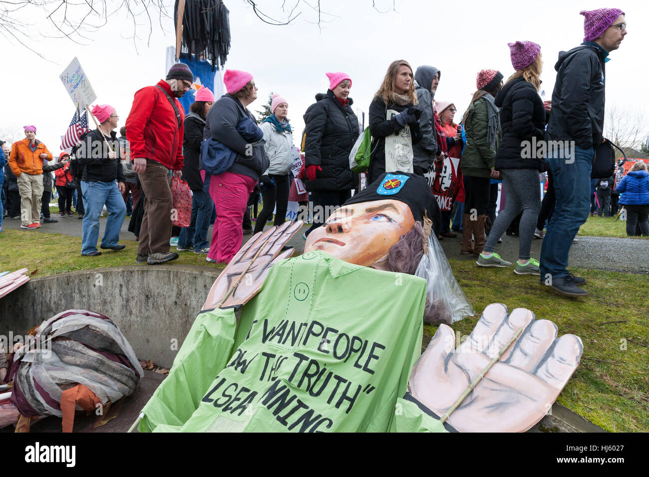 Seattle, Stati Uniti. Xxi gen, 2017. Seattle, Washington: Chelsea Manning burattino risiede nella preparazione al pre-marzo rally. Oltre 100.000 tifosi hanno partecipato al Womxn del marzo a Seattle il 21 gennaio 2017 in solidarietà con la nazionale femminile marzo su Washington, DC la missione del silent marzo è di portare diverse donne insieme per azione collettiva. Credito: Paolo Gordon/Alamy Live News Foto Stock