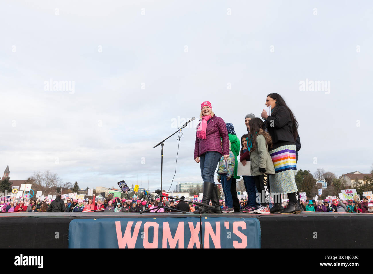 Seattle, Stati Uniti. Xxi gen, 2017. Seattle, Washington: Christine Charbonneau, CEO di Planned Parenthood, parla al pre-marzo al rally Judkins Park. Oltre 100.000 tifosi hanno partecipato al Womxn del marzo a Seattle il 21 gennaio 2017 in solidarietà con la nazionale femminile marzo su Washington, DC la missione del silent marzo è di portare diverse donne insieme per azione collettiva. Credito: Paolo Gordon/Alamy Live News Foto Stock