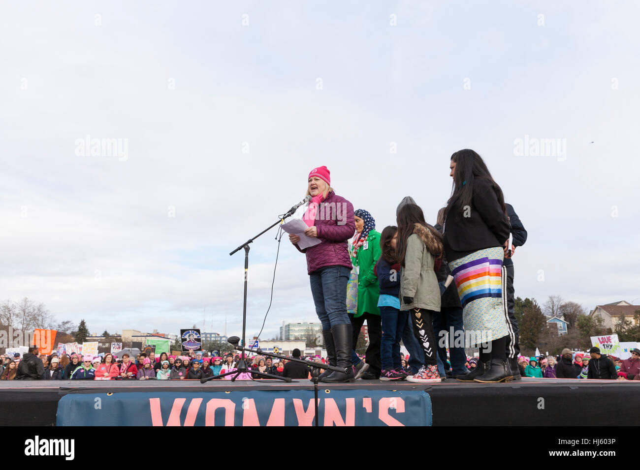 Seattle, Stati Uniti. Xxi gen, 2017. Seattle, Washington: Christine Charbonneau, CEO di Planned Parenthood, parla al pre-marzo al rally Judkins Park. Oltre 100.000 tifosi hanno partecipato al Womxn del marzo a Seattle il 21 gennaio 2017 in solidarietà con la nazionale femminile marzo su Washington, DC la missione del silent marzo è di portare diverse donne insieme per azione collettiva. Credito: Paolo Gordon/Alamy Live News Foto Stock