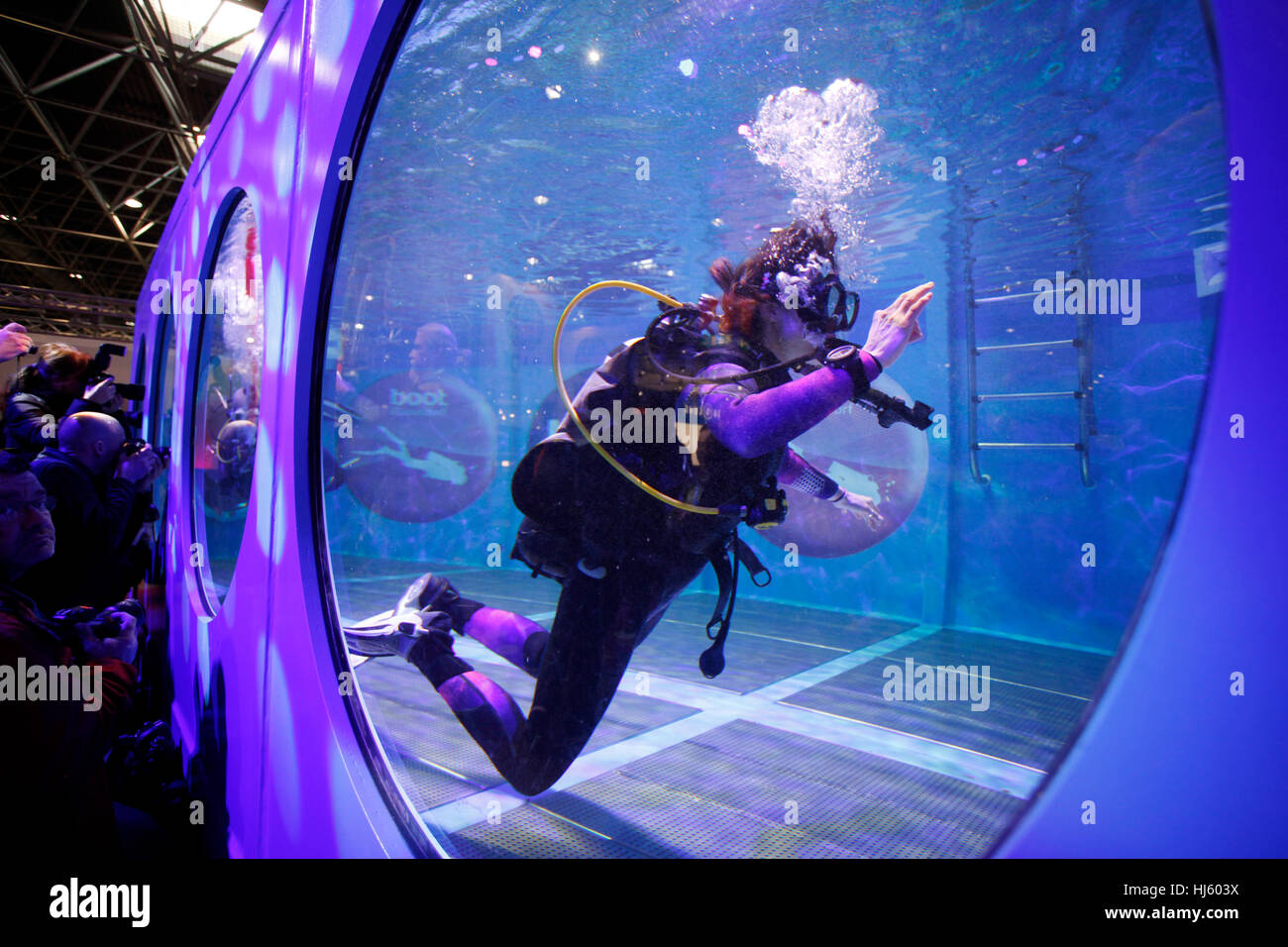 Dusseldorf, Germania. Il 20 gennaio, 2017. il BOOT Duesseldorf 2017 - più grande del mondo dello yachting e sport acquatici mostra. Il mondo subacqueo in immersione il bacino. Foto Stock