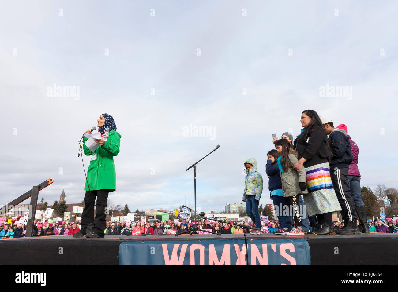 Seattle, Stati Uniti. Xxi gen, 2017. Seattle, Washington: Aneelah Afzali parla al pre-marzo al rally Judkins Park. Oltre 100.000 tifosi hanno partecipato al Womxn del marzo a Seattle il 21 gennaio 2017 in solidarietà con la nazionale femminile marzo su Washington, DC la missione del silent marzo è di portare diverse donne insieme per azione collettiva. Credito: Paolo Gordon/Alamy Live News Foto Stock