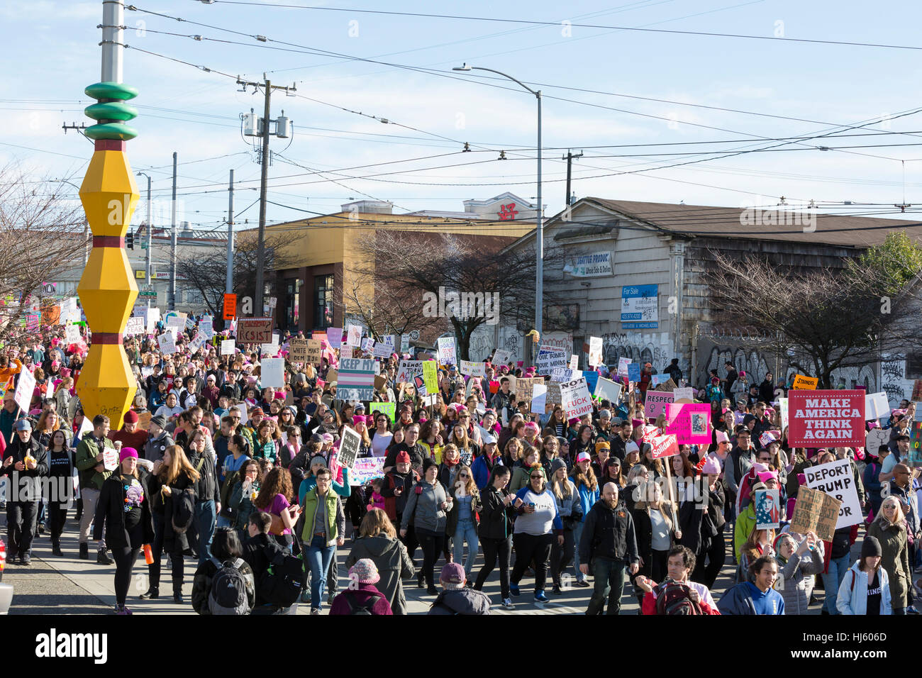 Seattle, Stati Uniti. Xxi gen, 2017. Seattle, Washington: Sostenitori marzo attraverso il Quartiere Internazionale. Oltre centomila persone hanno partecipato alla Womxn del marzo a Seattle il 21 gennaio 2017 in solidarietà con la nazionale femminile marzo su Washington, DC la missione del silent marzo è di portare diverse donne insieme per azione collettiva. Credito: Paolo Gordon/Alamy Live News Foto Stock