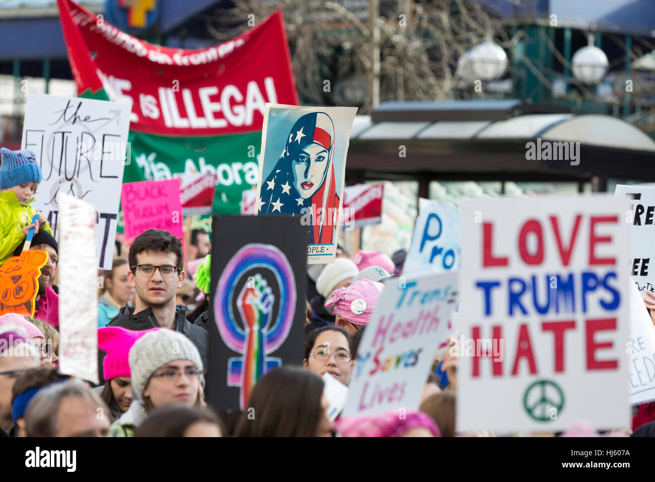 Seattle, Stati Uniti. Xxi gen, 2017. Seattle, Washington: Sostenitori marzo attraverso il Quartiere Internazionale. Oltre centomila persone hanno partecipato alla Womxn del marzo a Seattle il 21 gennaio 2017 in solidarietà con la nazionale femminile marzo su Washington, DC la missione del silent marzo è di portare diverse donne insieme per azione collettiva. Credito: Paolo Gordon/Alamy Live News Foto Stock