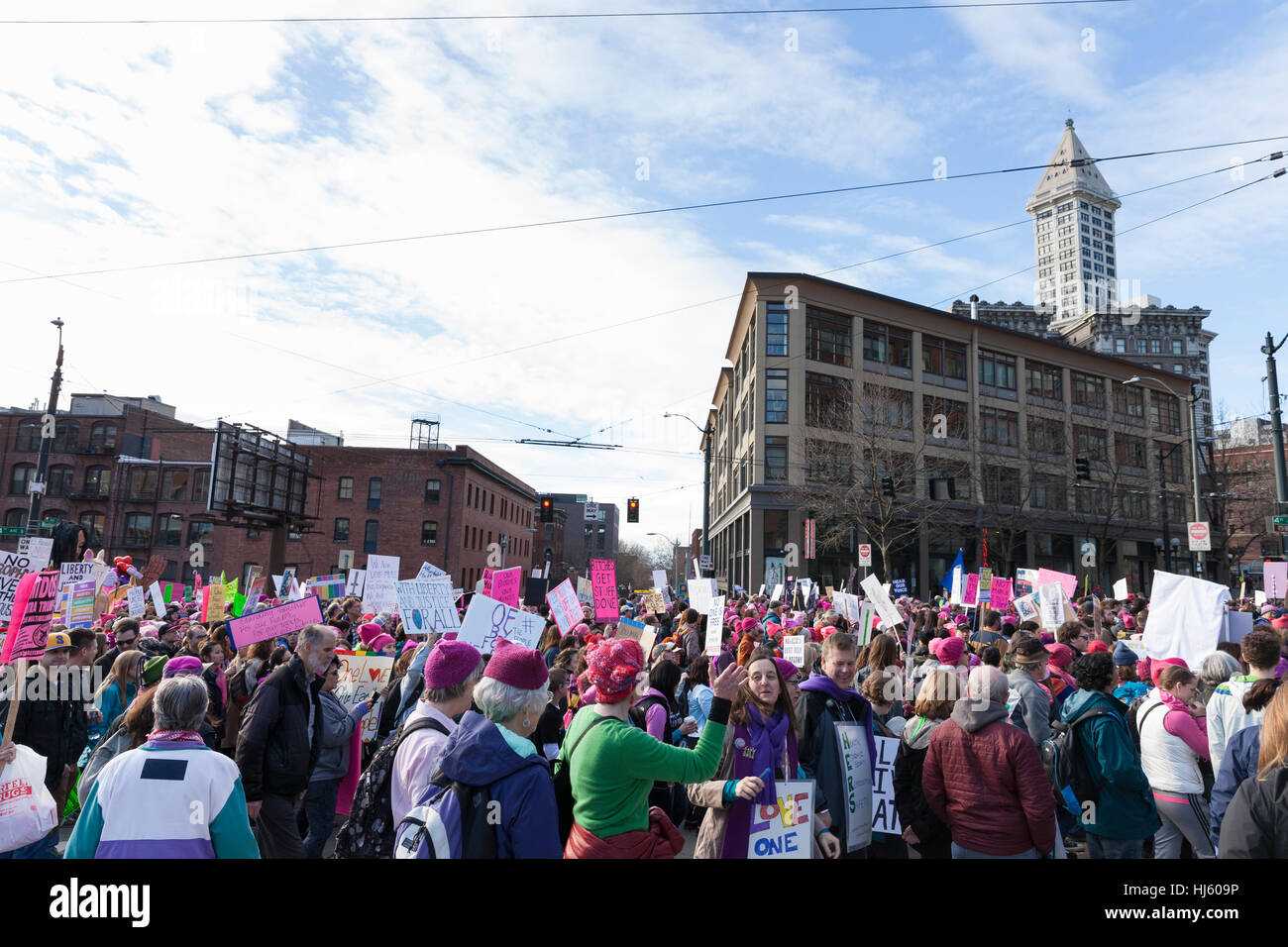 Seattle, Stati Uniti. Xxi gen, 2017. Seattle, Washington: Sostenitori passano attraverso la Pioneer Square. Oltre centomila persone hanno partecipato alla Womxn del marzo a Seattle il 21 gennaio 2017 in solidarietà con la nazionale femminile marzo su Washington, DC la missione del silent marzo è di portare diverse donne insieme per azione collettiva. Credito: Paolo Gordon/Alamy Live News Foto Stock