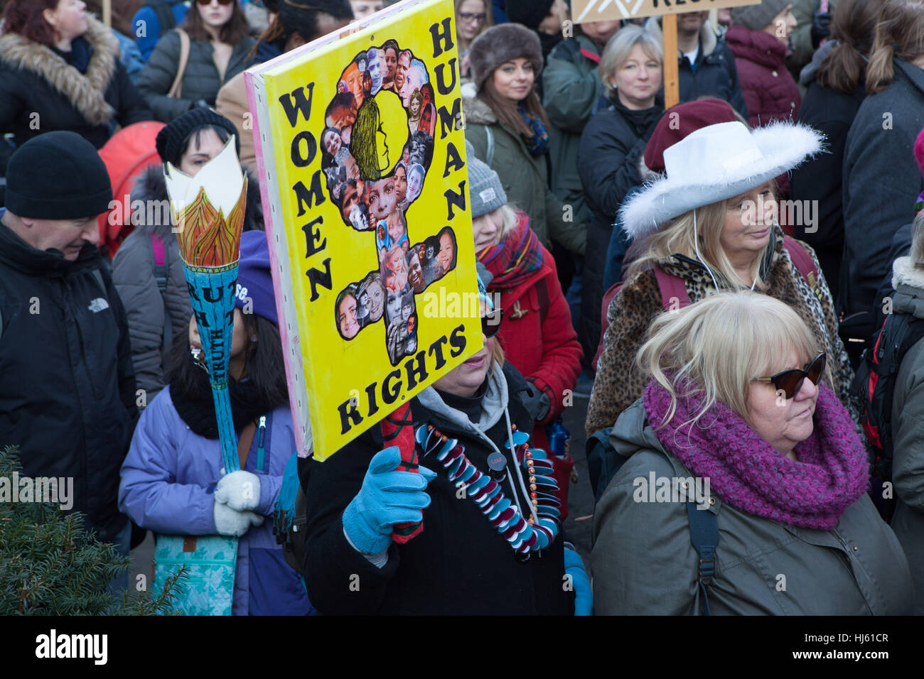 Londra, Regno Unito. Xxi gennaio, 2017.i manifestanti sulle donne del marzo marciando attraverso strade di Londra tenendo cartellone. Credito: Alan Gignoux/Alamy Live News Foto Stock