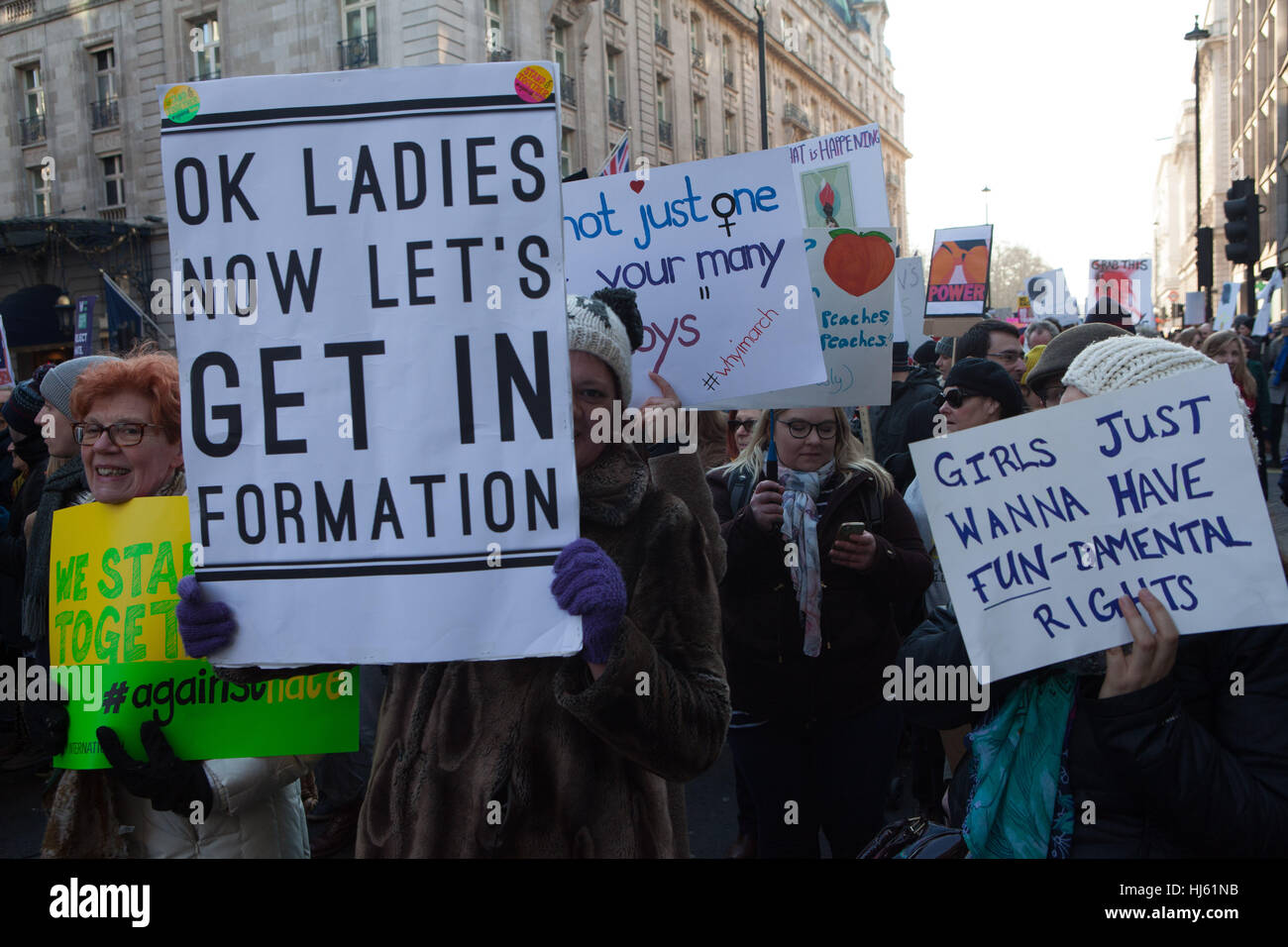 Londra, Regno Unito. Il 21 gennaio, 2017. I manifestanti sulle donne del marzo marciando attraverso strade di Londra tenendo cartelloni. Credito: Alan Gignoux/Alamy Live News Foto Stock