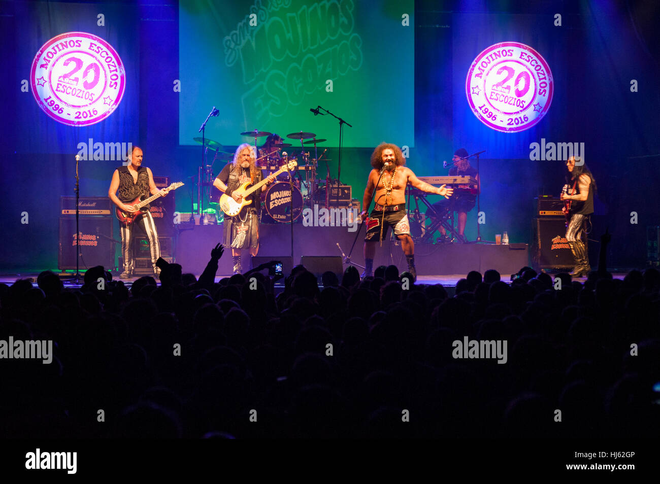 Barcellona, Spagna. Xxi gen, 2017. La band Mojinos Escozíos ha celebrato 20 anni di carriera con un grande concerto nella sala Razzmatazz di Barcellona che è stato registrato in audio e video in modo da includere nel suo disco numero 16, che verrà rilasciato nel mese di marzo 2017. Credito: Charlie Perez/Alamy Live News Foto Stock