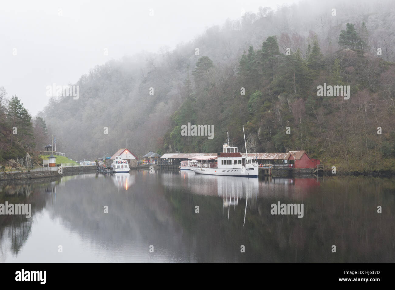 Loch Katrine, Loch Lomond e il Trossachs National Park, Scotland, Regno Unito - 22 Gennaio 2017: Regno Unito meteo - Trossachs Pier e il 'Sir Walter Scott' piroscafo in un freddo e nebbioso giorno d'inverno. Credito: Kay Roxby/Alamy Live News Foto Stock