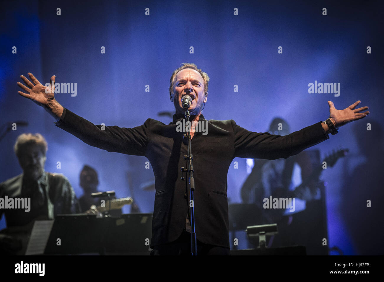 Los Angeles, Stati Uniti d'America. 24 gen 2017. Celebrando Bowie tour dal vivo presso il Teatro Wiltern con amici e ex compagni di band di David Bowie tra cui Mike Garson, Earl Slick, Adrian Belew, Mark Plati, Gail Ann Dorsey, Sterling Campbell, Holly Palmer e Carmine Rojas. Artisti ospiti inclusi Gavin Rossdale da Bush, Joe Elliott da Def Leppard e Perry Farrell da Jane lungo con Angelo Moore da Fishbone, Latin Grammy Award Winner Gaby Moreno, Bernard Fowler dal Rolling Stones e il sig. Hudson da Duran Duran. Credito: ZUMA Press, Inc./Alamy Live News Foto Stock