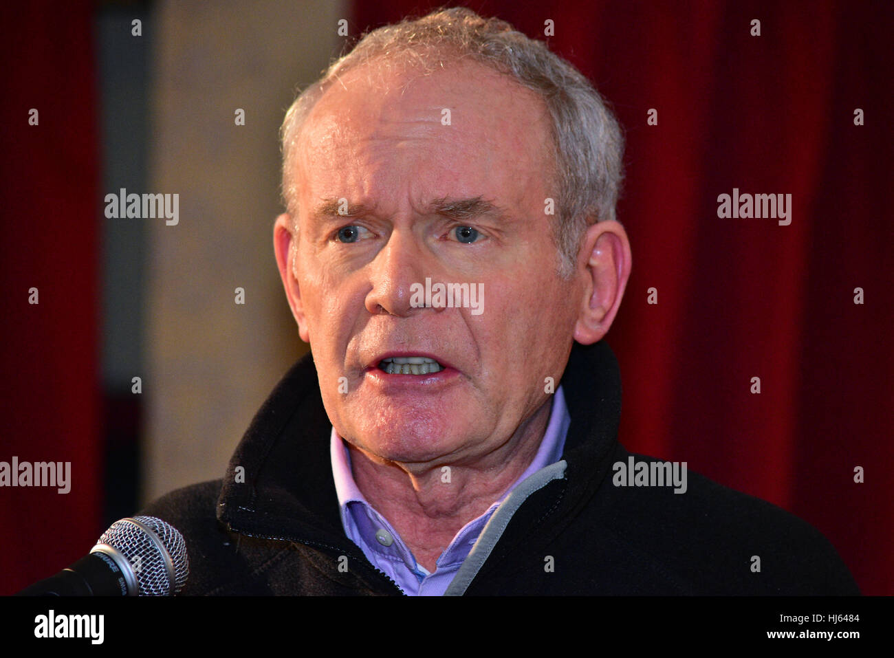 Clonoe, Irlanda. 25 gennaio, 2017. Ex Vice Primo Ministro Martin McGuinness sul palco durante il homecoming evento in Clonoe per il nuovo leader del partito, Michelle O'Neill. Credito: Mark inverno/Alamy Live News Foto Stock