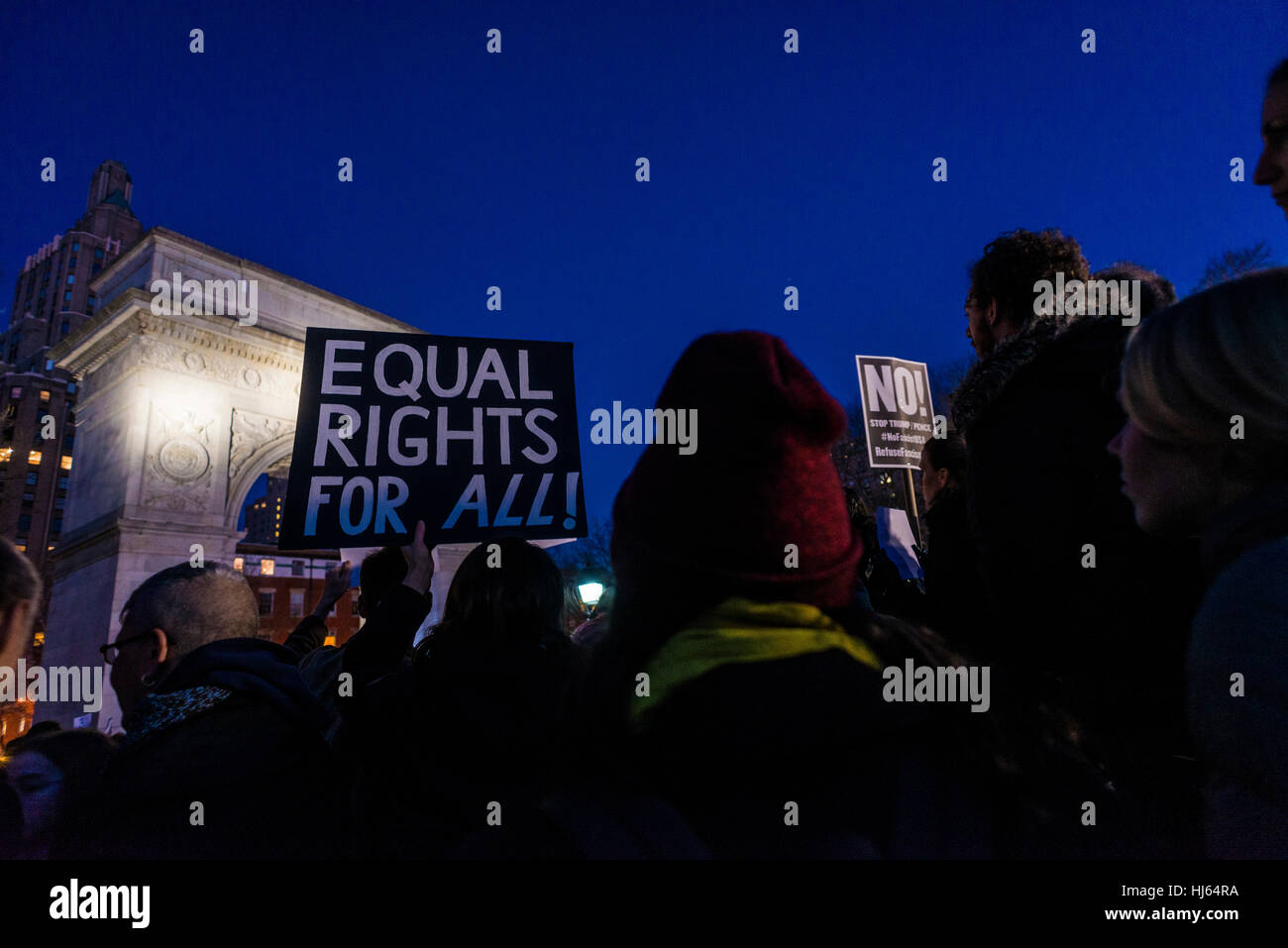 New York, Stati Uniti d'America. 25 gennaio, 2017. Ore dopo il presidente Donald Trump firmato degli ordini esecutivi per iniziare la costruzione di un muro tra Stati Uniti e Messico e per aumentare l'immigrazione l'esecuzione, gli attivisti si sono stretti a Washington Square Park facendo voto di difendere musulmani e diritti degli immigrati. Credito: Stacy Rosenstock Walsh/Alamy Live News Foto Stock