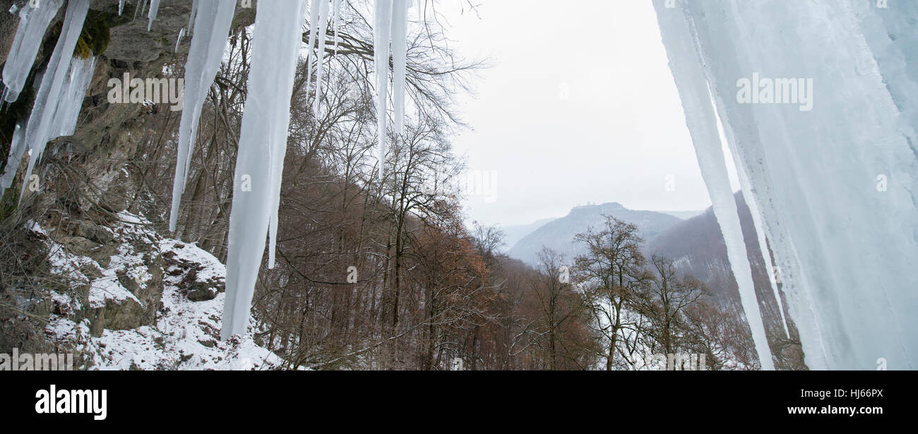 Bad Urach, Germania. 26 gen, 2017. Il Urach cascata è congelato al ghiaccio in Bad Urach, Germania, 26 gennaio 2017. Il castello di Hohenurach rovine possono essere visti sullo sfondo. Foto: Franziska Kraufmann/dpa/Alamy Live News Foto Stock