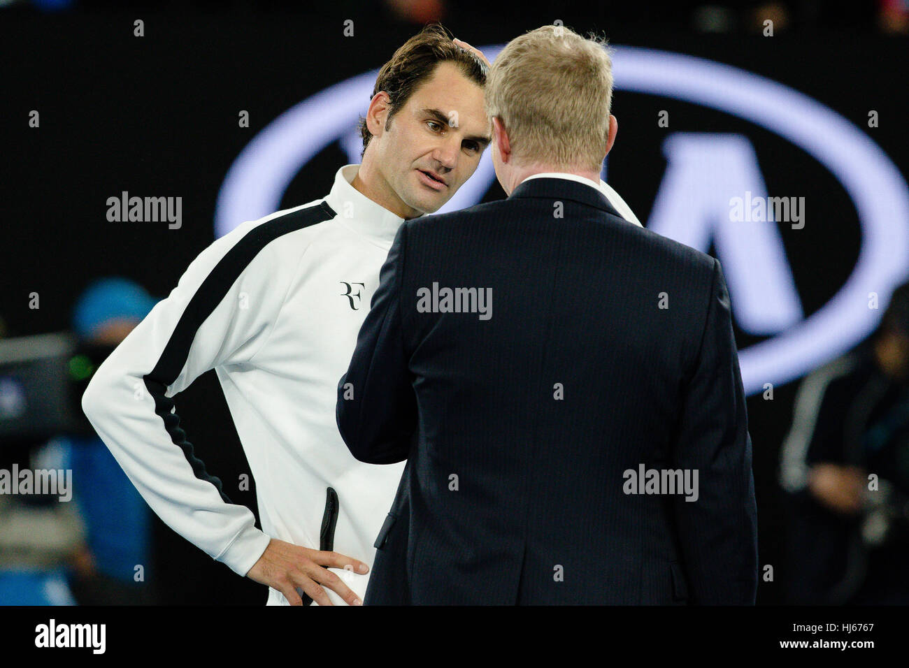 Melbourne, Australia. 26 Gennaio 2017: Roger Federer ha intervistato da Jim Courier durante il 2017 Open di Australia a Melbourne Park a Melbourne, Australia. Credito: Frank Molter/Alamy Live News Foto Stock