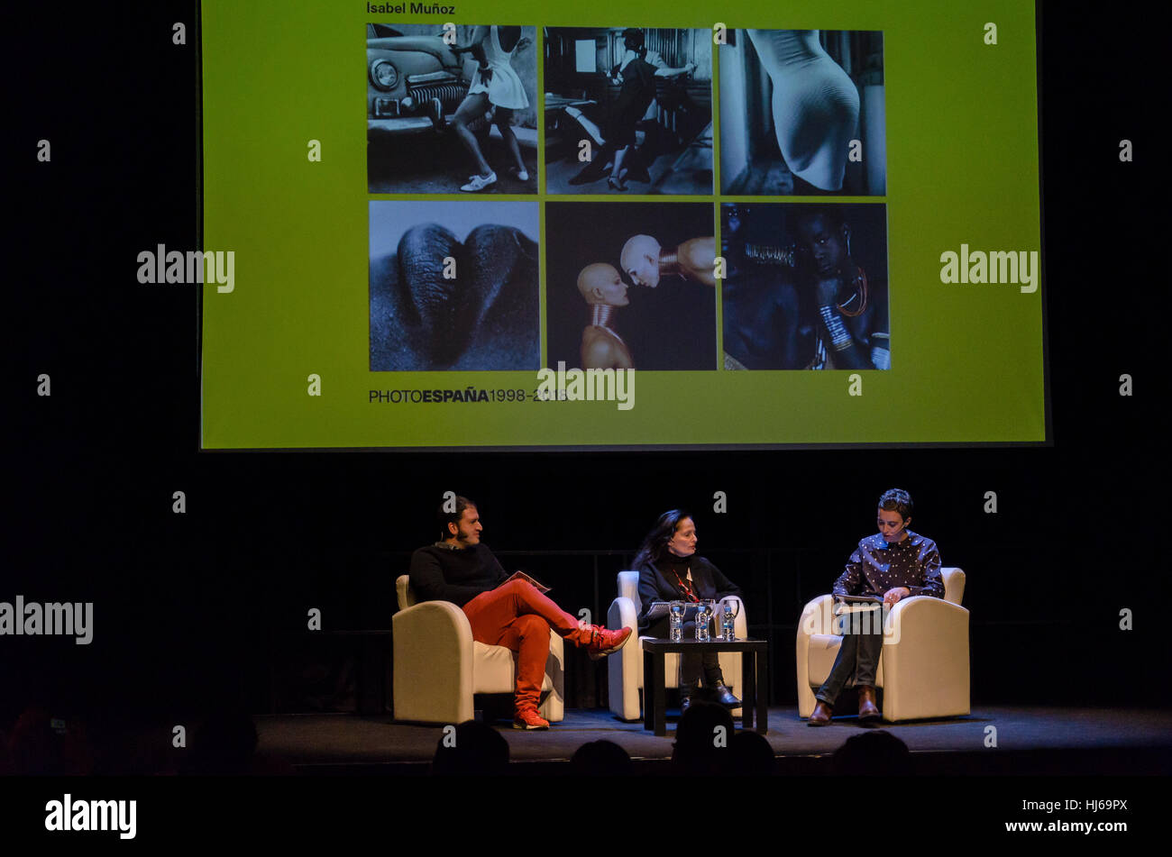 Madrid, Spagna. Il 26 gennaio, 2017. PhotoEspaña Festival fotografia 20 anni di presentazione con il suo direttore María García Yelo (destro) i fotografi Isabel Muñoz (centro) e Miguel Angel Tornero (sinistra) nel Círculo Bellas Artes il 26 gennaio, Madrid, Spagna. Credito: Enrique Davó/Alamy Live News. Foto Stock