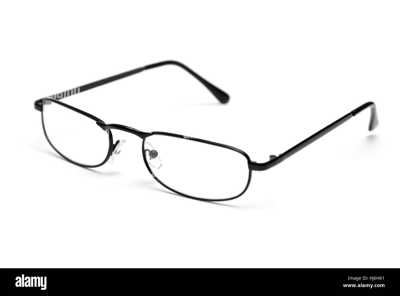 Una coppia di elegante gli occhiali da lettura isolata su uno sfondo bianco. Foto Stock