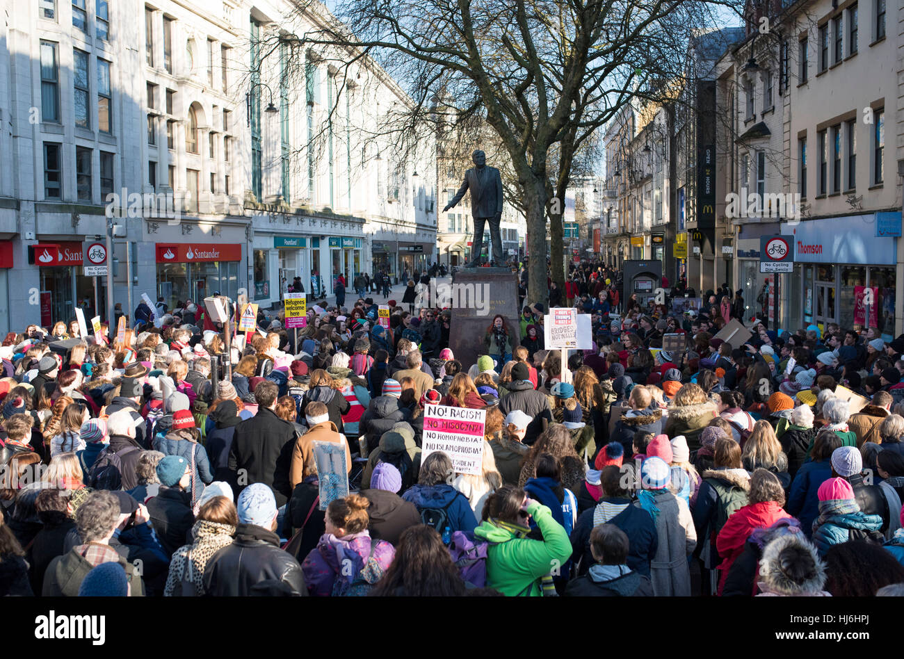 Il cantante Charlotte Church avvistati durante una manifestazione di protesta in Queen Street a Cardiff, nel Galles del Sud, dopo l'insediamento del Presidente statunitense Donald Trump. Th Foto Stock