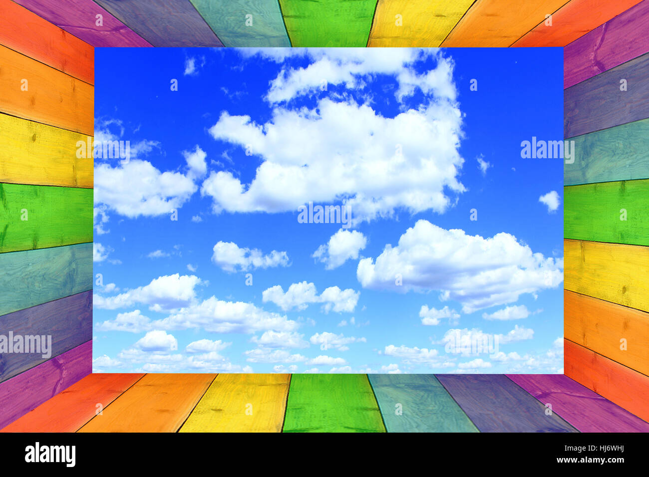 Telaio multicolore sul cielo azzurro sfondo con grandi nuvole bianche Foto Stock