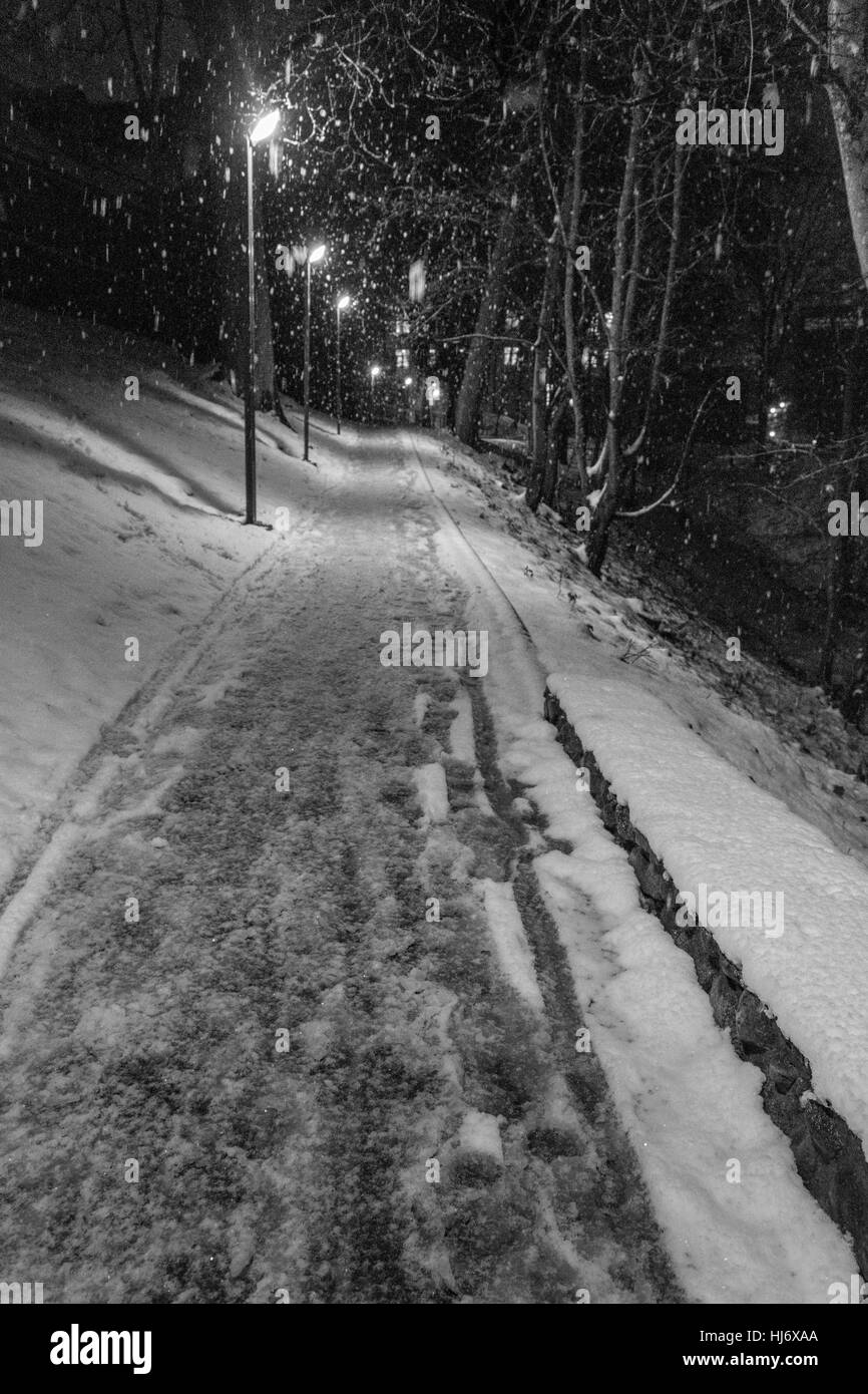 Snowy notte in una piccola città con lanterne Fotografia Foto Stock