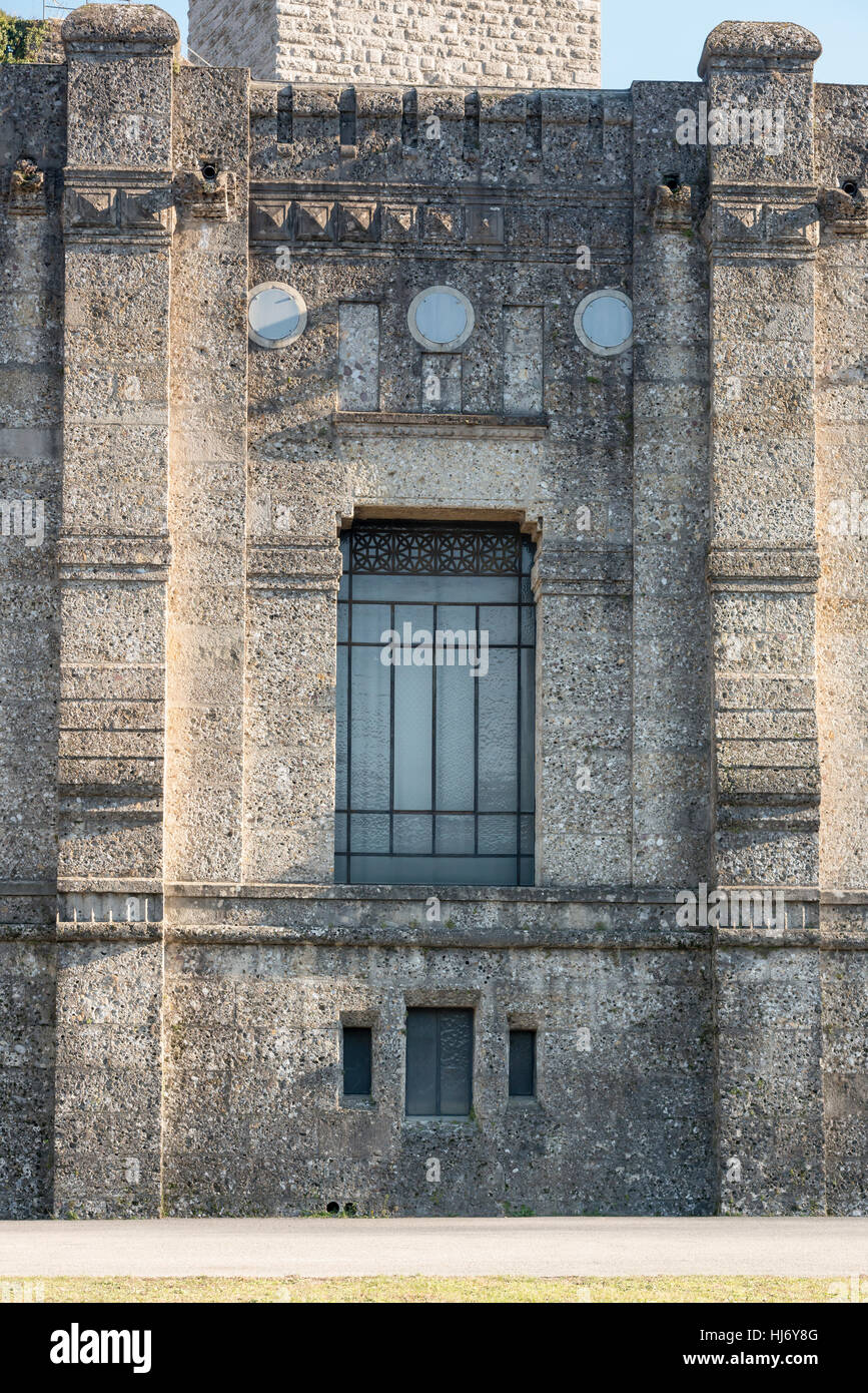 Dettaglio della facciata della storica casa potenza a Trezzo oltre il fiume Adda, Italia Foto Stock