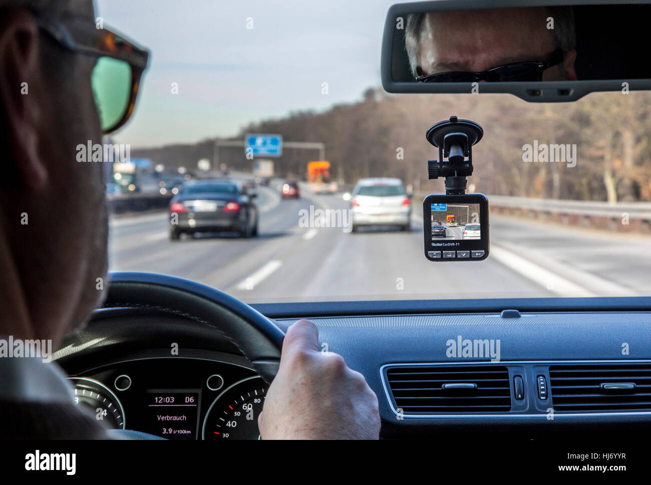 Dashcam in un veicolo passeggeri, la telecamera video sul parabrezza, i record in modo permanente il traffico nella parte anteriore del veicolo per la documentazione di incidenti, Foto Stock