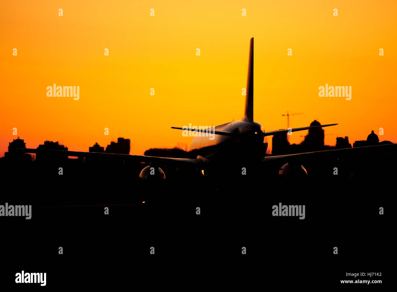 Piano di passeggeri si appresta a prendere il largo sul tramonto o l'alba dall'aeroporto Foto Stock