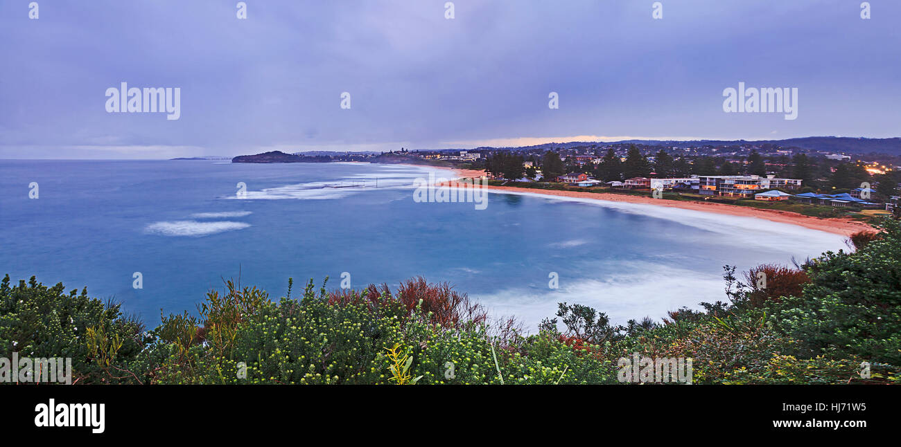 Ampio panorama del nord del litorale di spiagge di Sydney, Australa, ast tramonto. Pubblico comunale rock pool off Mona Vale beach scollegato dalla riva da Foto Stock
