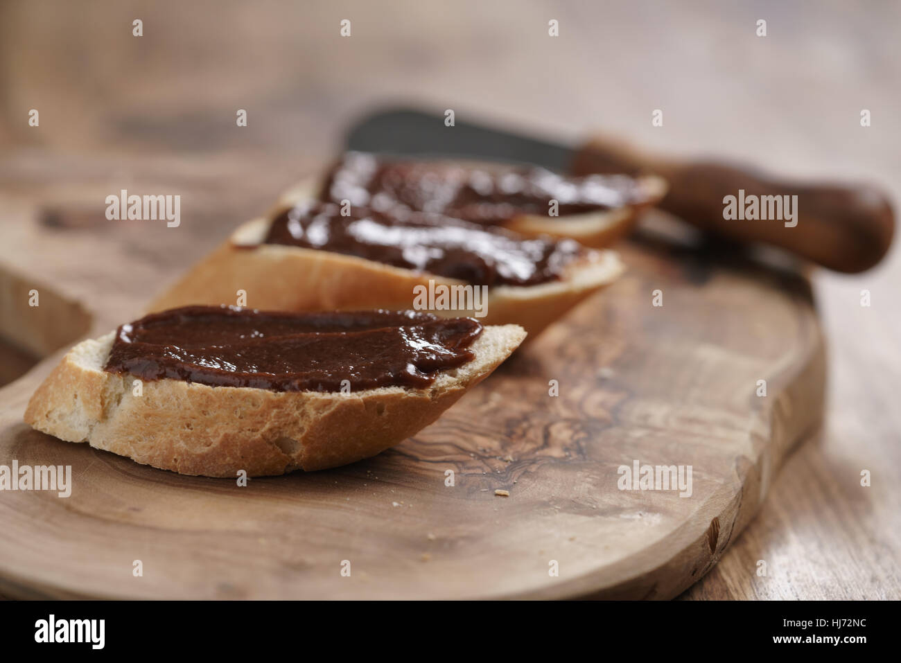 Fette di baguette con fatti in casa crema di nocciole gianduja Foto Stock