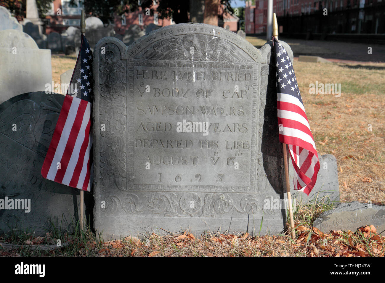 In prossimità di una tomba con il teschio alato su una tomba dal 1693 nella copp sulla collina di massa di seppellimento, North End di Boston, Massachusetts, Stati Uniti. Foto Stock