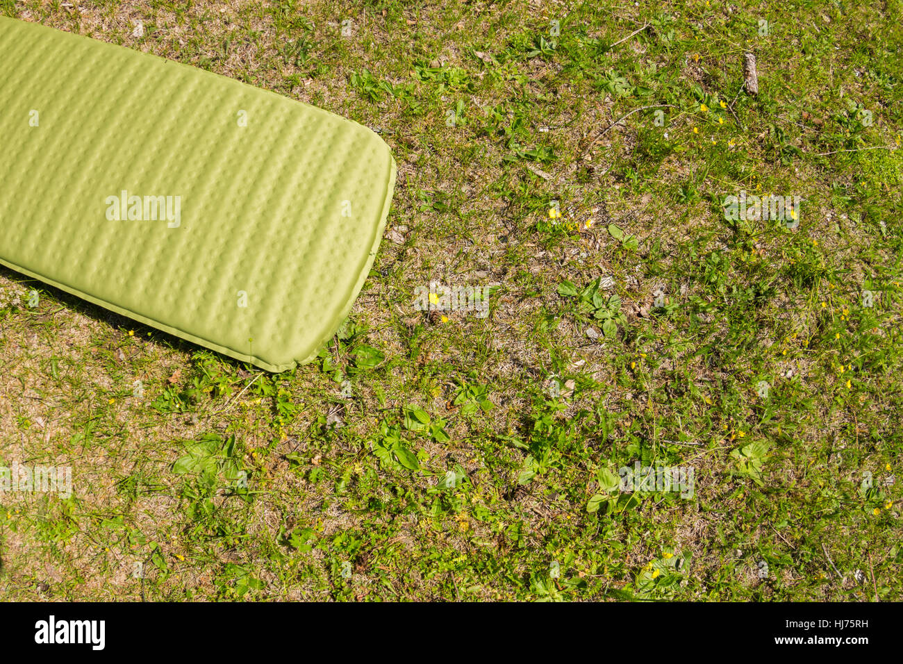 Verde campeggio gonfiabile materasso sull'erba verde. Foto Stock