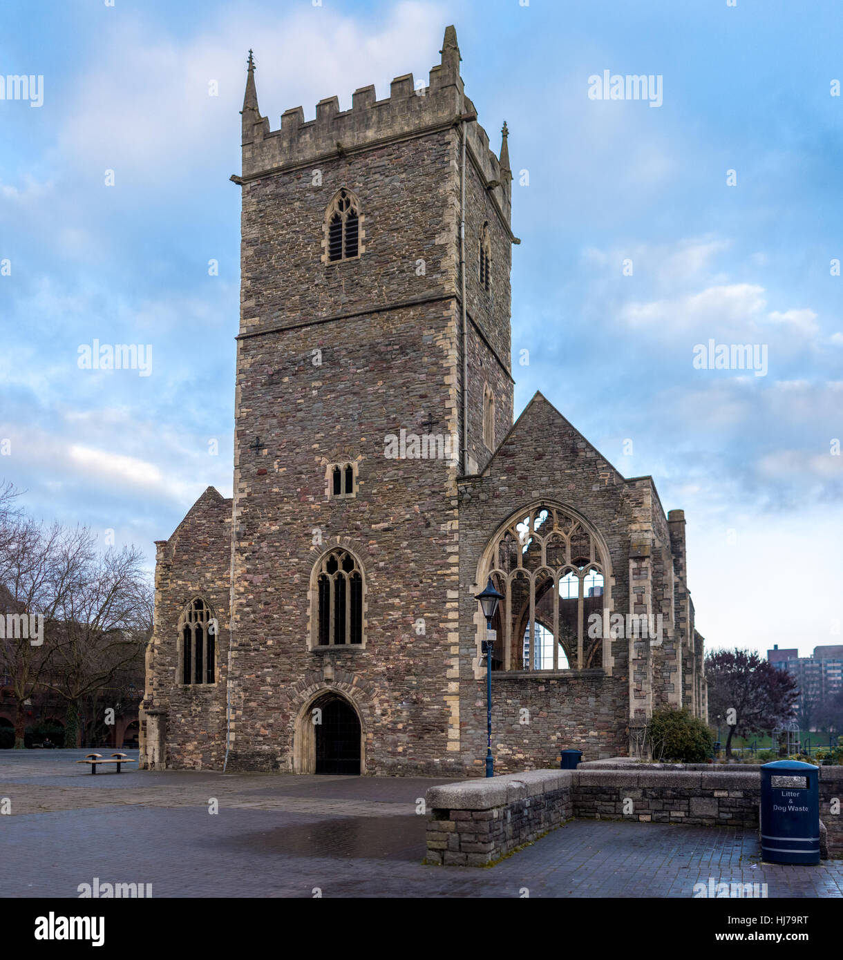 Le rovine della chiesa di San Pietro a Bristol il parco del castello Foto Stock