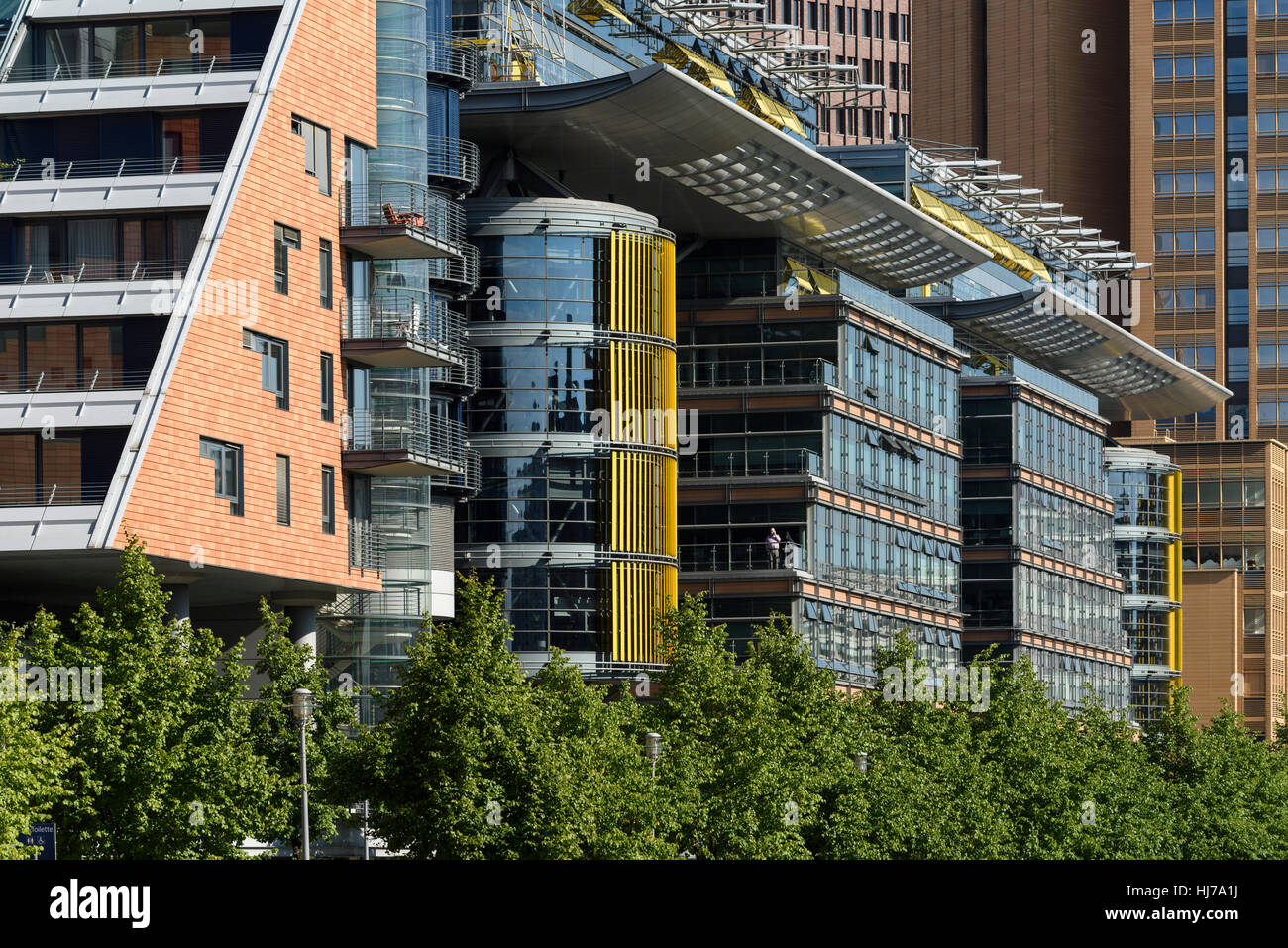 Berlino. Germania. Eclettico mix di architettura moderna su Linkstraße e Potsdamer Platz. Uffici & edifici residenziali Foto Stock