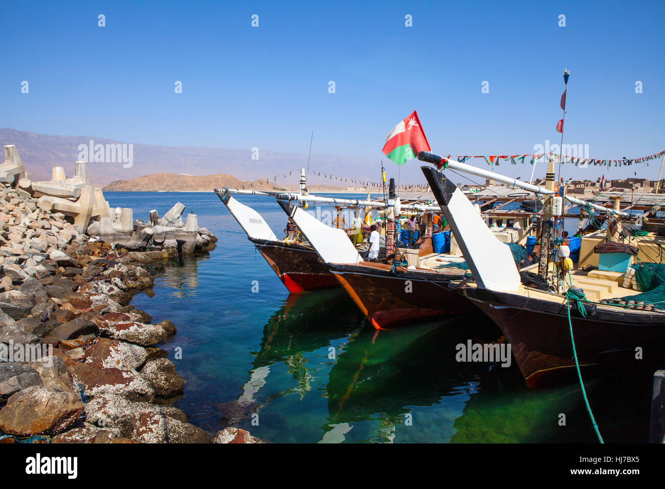 MIRBAT, Oman - gennaio 07,2016: barche da pesca (Dhow) nella porta di Mirbat. Dhofar, Oman Foto Stock