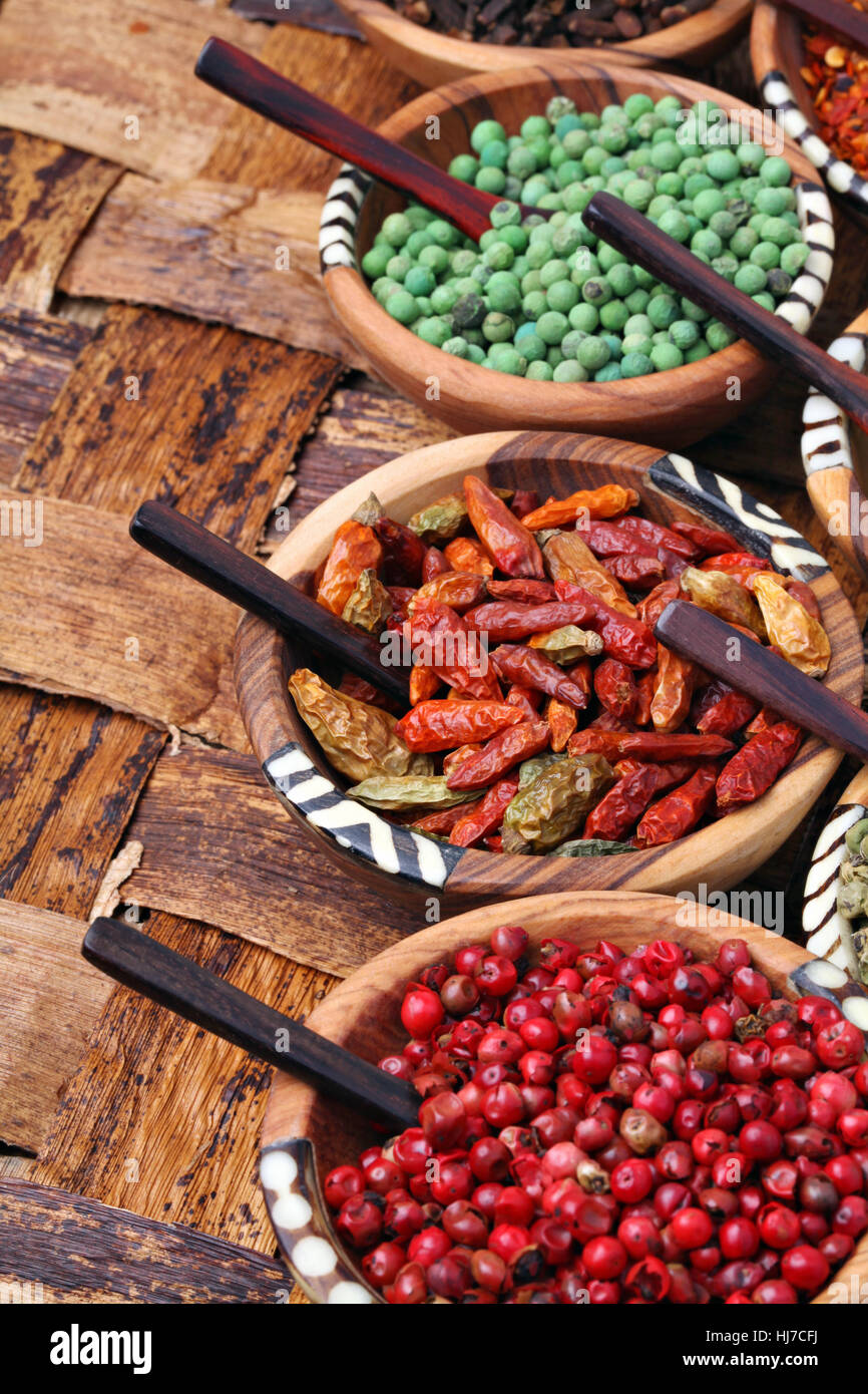 Immagine di vari pepe in ciotole di legno Foto Stock