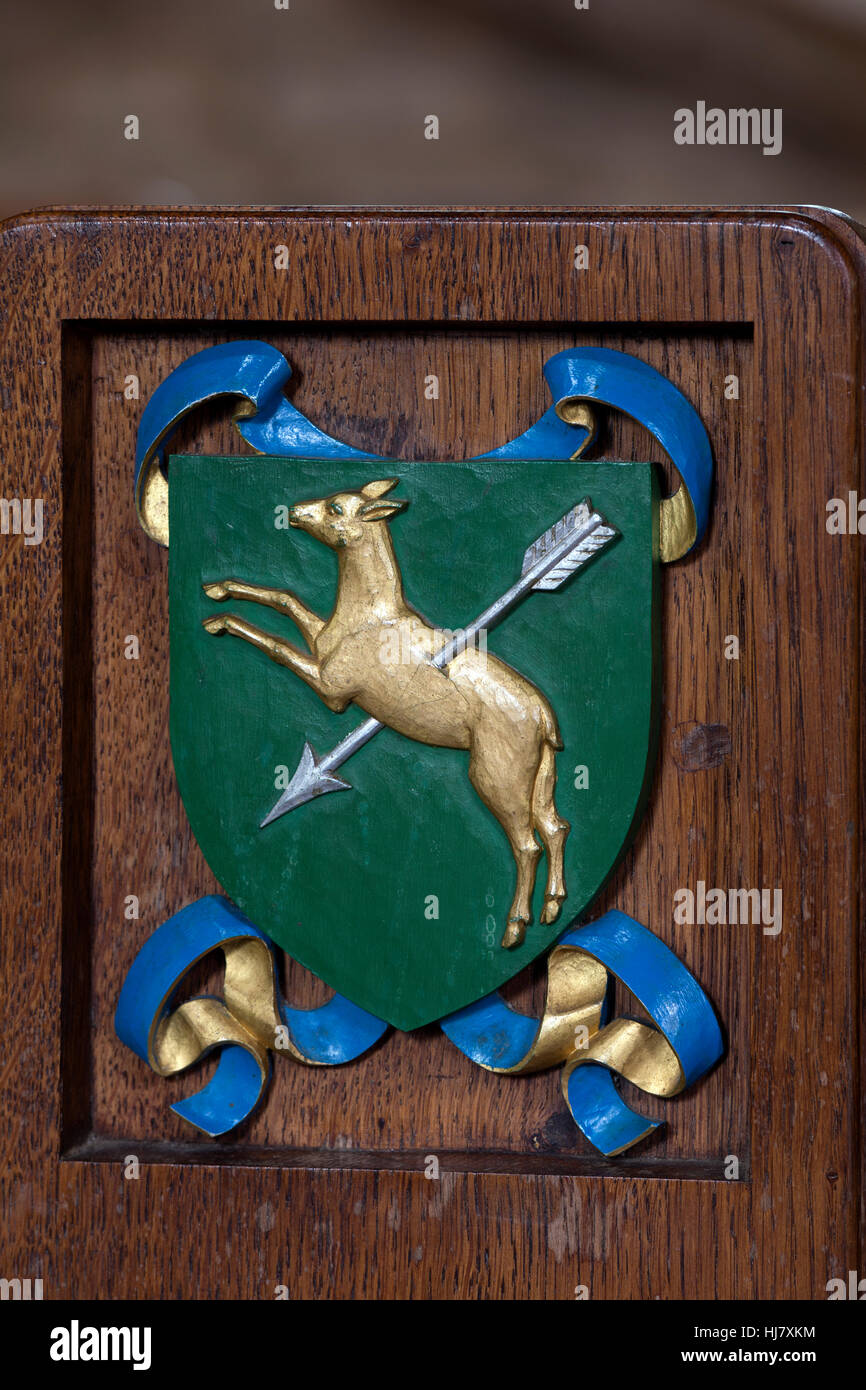 Estremità da banco con Saint Giles scudo, St. Giles Church, Wigginton, Oxfordshire, England, Regno Unito Foto Stock