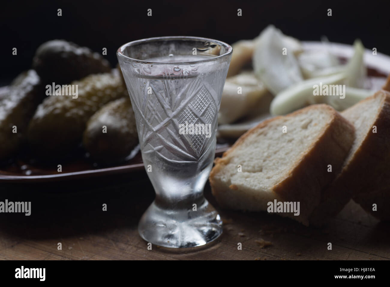 La vodka in vetro e aperitivo sul tavolo Foto Stock
