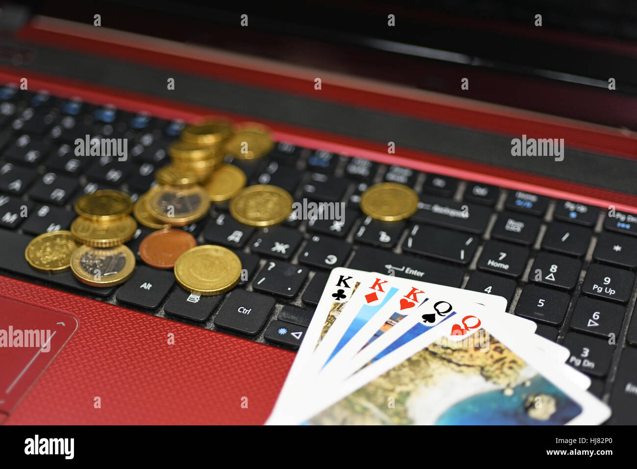 Idea astratta di giocare a poker online. Foto Stock