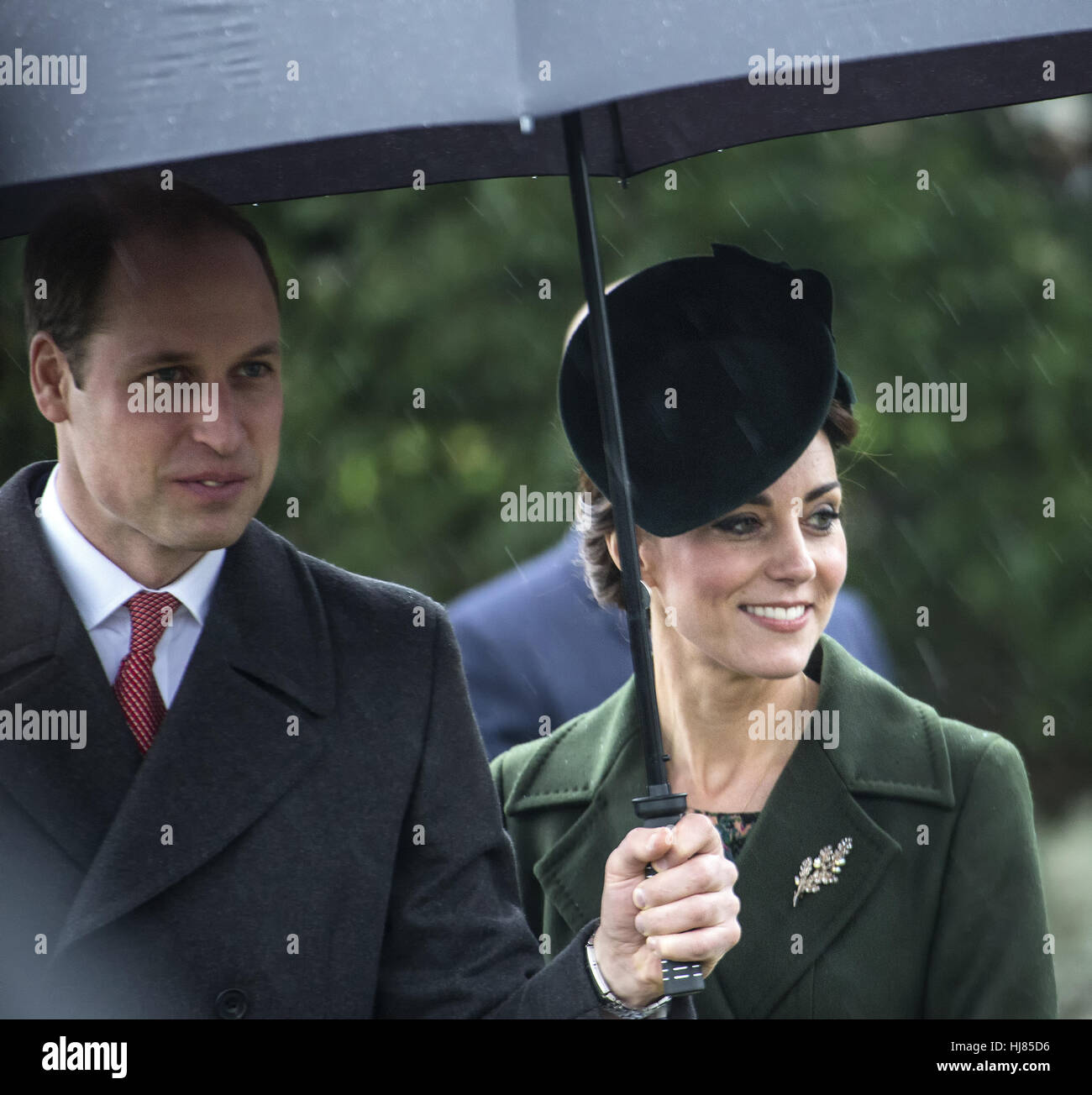 La famiglia reale frequentare teh chiesa di Santa Maria Maddalena la Sandringham Estate in Norfolk il giorno di Natale 2015 con: Il principe William e Kate Middleton dove: Kings Lynn, Regno Unito quando: 25 Dic 2015 Credit: Ward/WENN.com Foto Stock