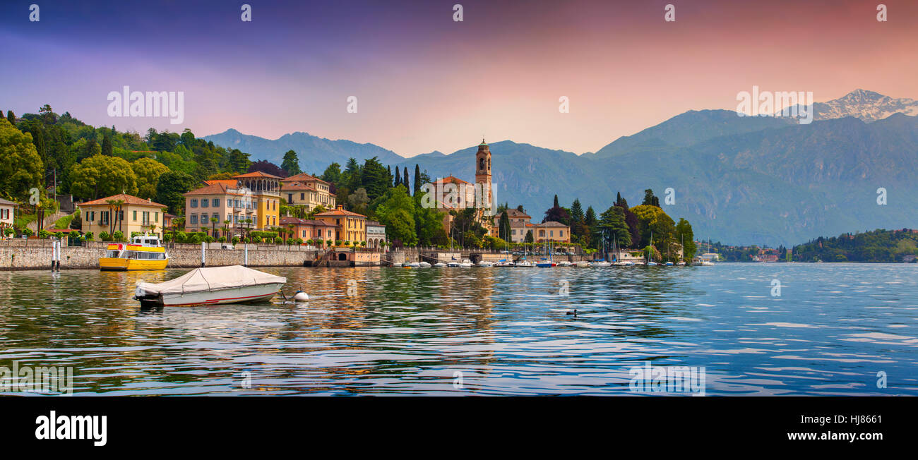 Vista della città Mezzegra, Via Statale, Tremezzo CO, Alpi, Italia. Serata colorata sul lago di Como. Foto Stock