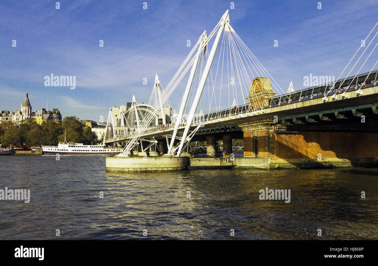 London, Regno Kingdom-November 11, 2016: il Millennium Bridge è una sospensione in acciaio ponte per pedoni che attraversano il fiume Tamigi a Londra, link Foto Stock